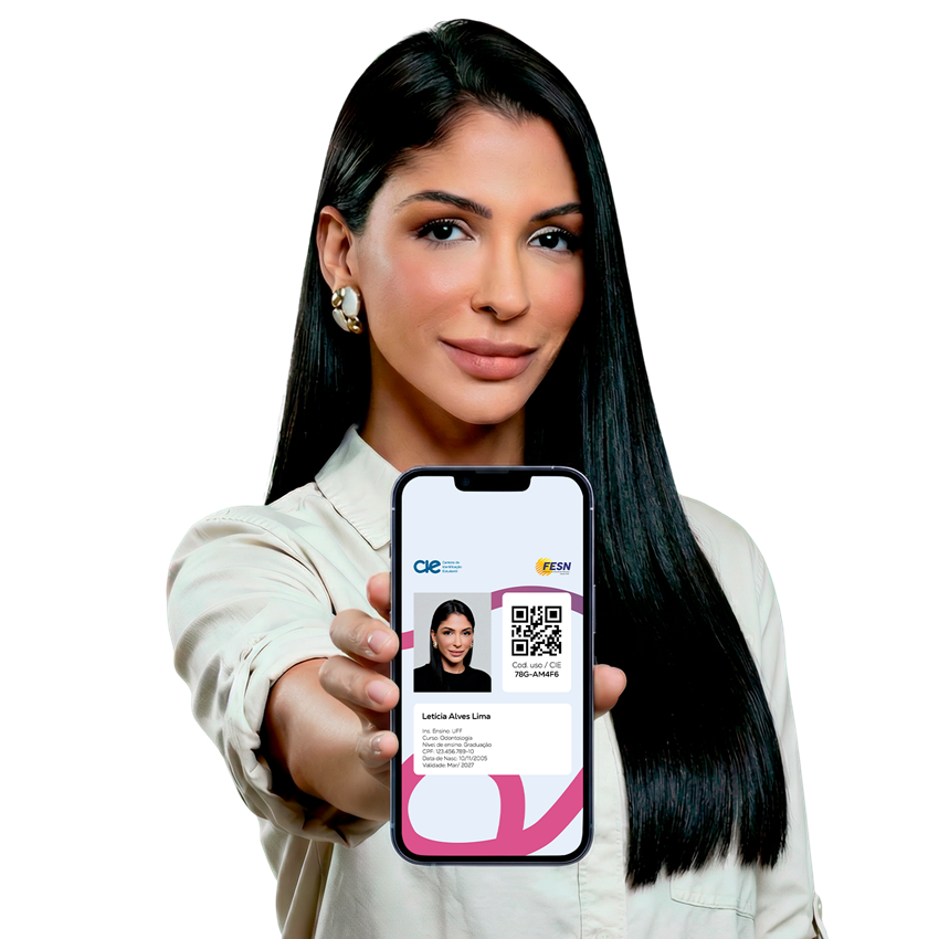 Pessoa segurando uma carteirinha de estudante